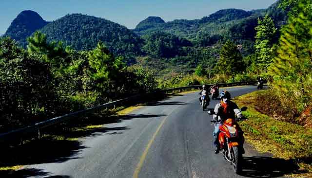 Moto-climbing-the-roads-of-Northern-Thailand