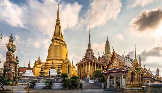 emerald-buddha-bangkok-thailand