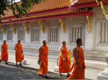 Be-respectful-to-the-monks